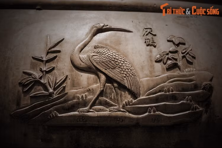 Anh đỉnh, chiếc đỉnh thứ tư của Cửu Đỉnh nhà Nguyễn, có hình tượng “Khôi hạc” nghĩa là chim hạc. Trong Sách Đỏ Việt Nam, loài hạc cổ trắng được xếp vào hạng Sẽ nguy cấp, hạc cổ đen thuộc diện Thiếu dẫn liệu.