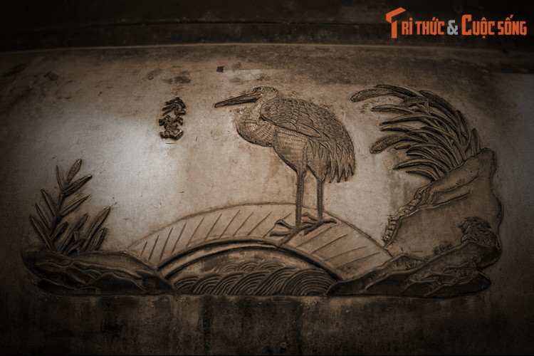 Huyền đỉnh là chiếc đình cuối cùng trong Cửu Đỉnh nhà Nguyễn. Chiếc đỉnh này có hình tượng “Thốc thu”, nghĩa là chim già đẫy. Trong Sách Đỏ Việt Nam, loài già đẫy Java được xếp vào diện Sẽ nguy cấp.