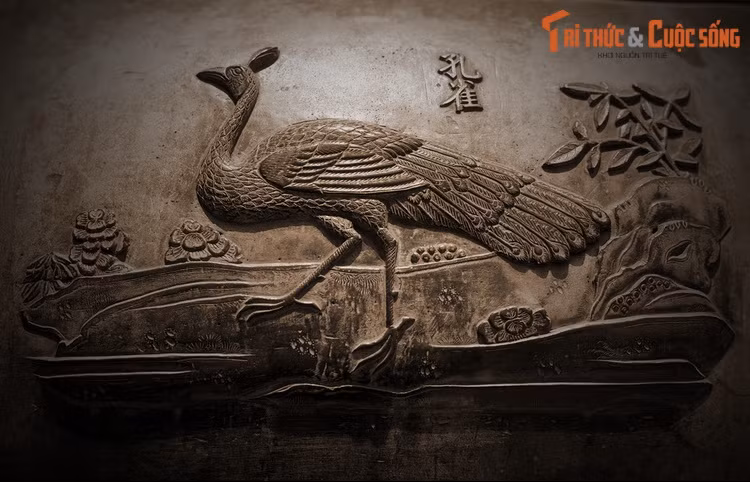 Nhân đỉnh, chiếc đỉnh thứ hai trong Cửu Đỉnh có hình tượng “Khổng tước”, nghĩa là chim công. Trong Sách Đỏ Việt Nam, chim công nằm trong diện Nguy cấp. Số lượng của chúng đã giảm mạnh trong thiên nhiên do bị săn bắn bừa bãi và mất môi trường sống.