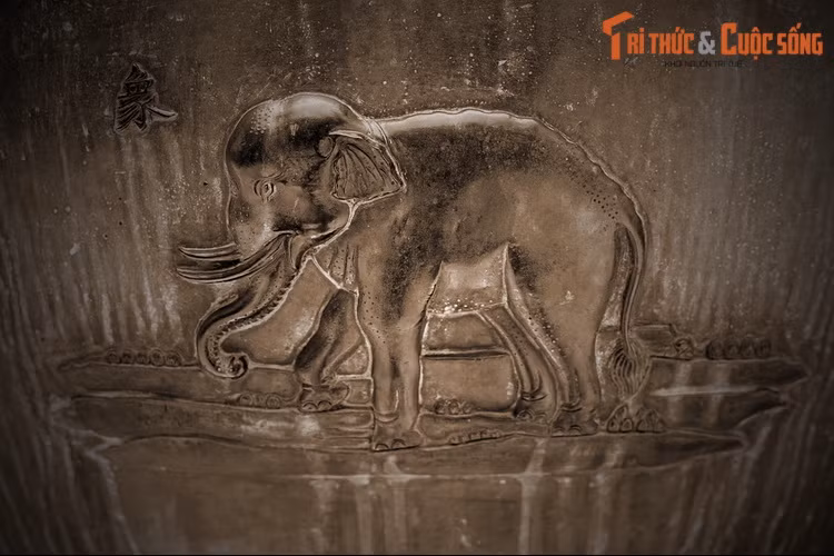 Nghị đỉnh, chiếc đỉnh thứ 5 trong Cửu Đỉnh có hình tượng “Tượng” – con voi. Trong Sách Đỏ Việt Nam, voi là loài Rất nguy cấp. Theo số liệu năm 2020 của TT Con người và Thiên nhiên (PanNature), số lượng voi hoang dã ở Việt Nam chỉ còn 124 đến 148 con, nguy cơ tuyệt chủng rất cao.