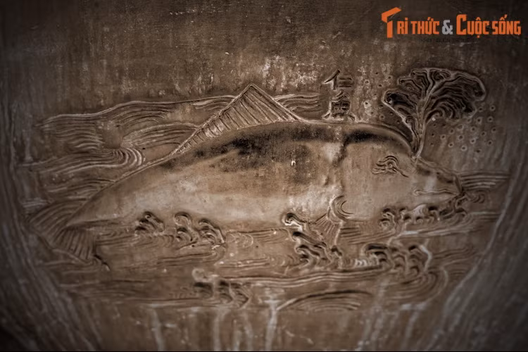 Hình tượng “Nhân ngư” trên Nhân đỉnh chỉ các loài "cá ông" như cá voi, cá heo... được coi loài vật thiêng phù trợ người đi biển theo quan niệm dân gian. Trong Sách Đỏ, một số loài cá ông được xếp vào nhóm Nguy cấp hoặc Sẽ nguy cấp như cá nhám voi, cá heo mõm dài, cá heo bụng trắng...