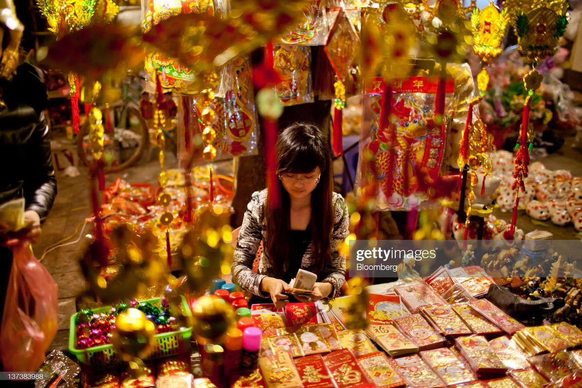 Phong bao lì xì, loại hàng hóa đặc trưng của ngày Tết Nguyên đán tràn ngập phố Hàng Mã.