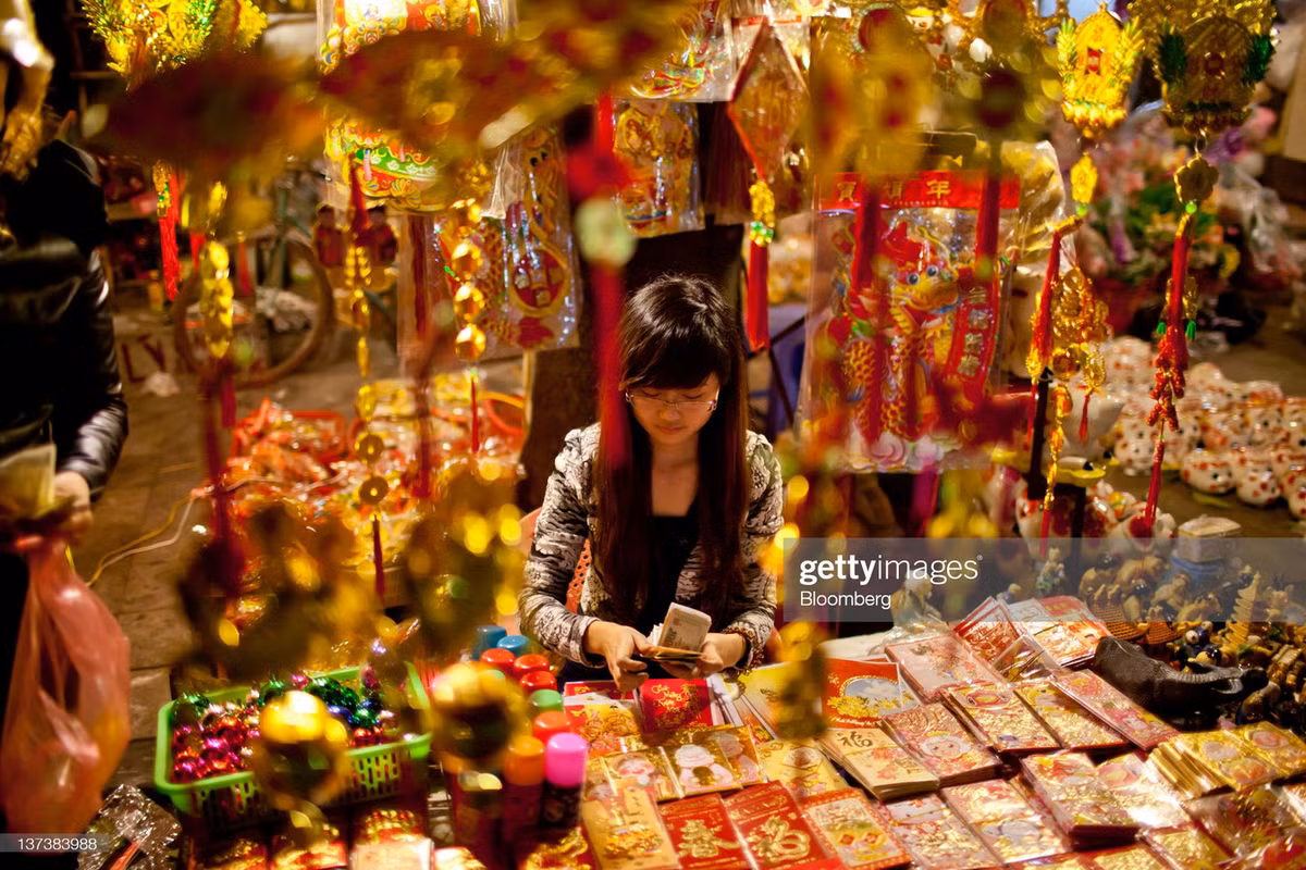 Phong bao lì xì, loại hàng hóa đặc trưng của ngày Tết Nguyên đán tràn ngập phố Hàng Mã.