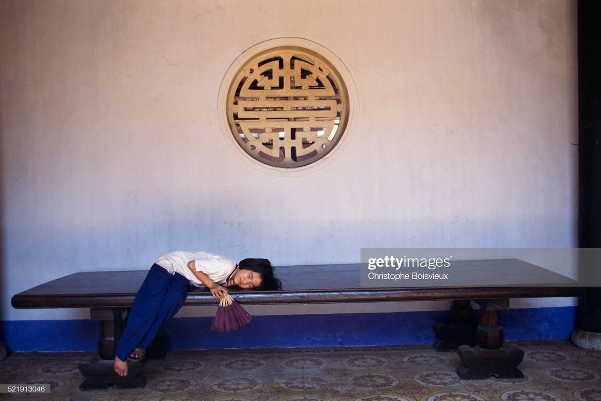 Be gái ngủ trên Tấm phản ở hội quán Phúc Kiến.