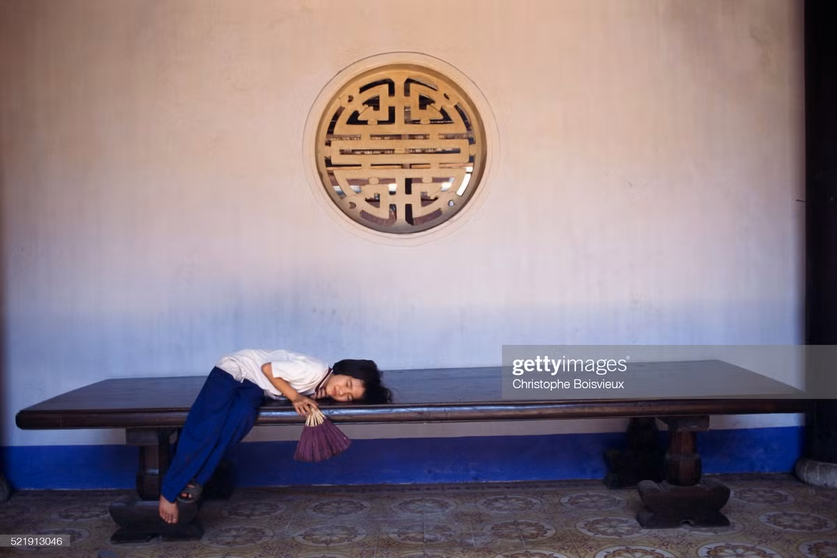 Be gái ngủ trên Tấm phản ở hội quán Phúc Kiến.