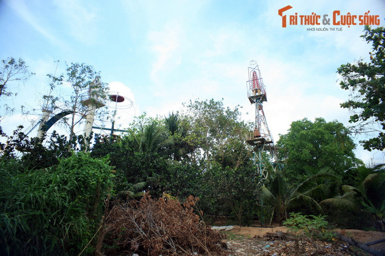 Nếu tất cả chỉ dừng lại ở đó, cồn Phụng sẽ không quá khác biệt so với nhiều cù lao khác ở mảnh đất phương Nam. Điều làm cho cồn Phụng trở nên "có 1-0-2" là sự hiện diện của một di tích lịch sử độc đáo, đó là "thánh địa" của đạo Dừa.