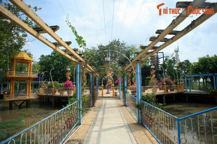 Đạo Dừa là một tôn giáo do ông Nguyễn Thành Nam (1910-1990) một trí thức Tây Học sáng lập tại Bến Tre năm 1963, chủ trương hòa đồng tôn giáo, chống đế quốc và cổ xúy hòa bình, khuyên con người ăn dừa và uống nước dừa. Cơ sở tôn giáo của đạo này tập trung chủ yếu ở cồn Phụng