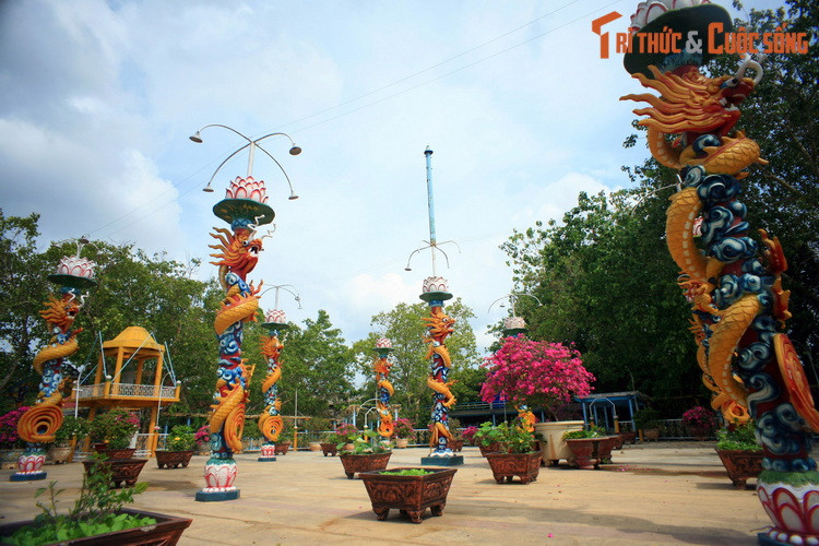 Ngày nay, các di tích về thời hoằng pháp đạo Dừa vẫn được bảo tồn khá nguyên vẹn trên một diện tích rộng khoảng 1.500 m2. Các công trình chính ở nơi đây gồm sân Chín con rồng, tháp Hòa Bình, cổng tam quan, tháp chuông...