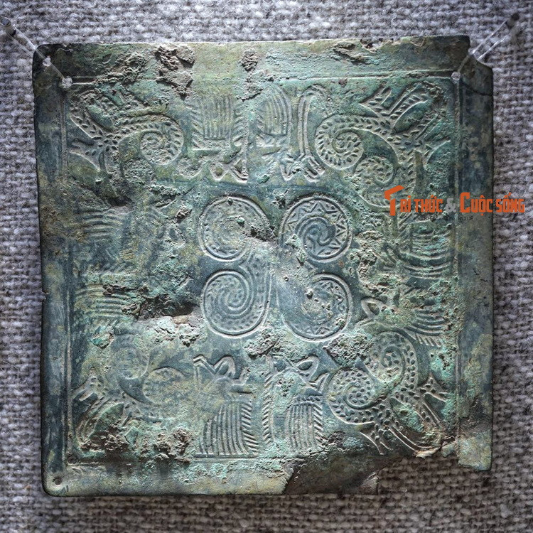 Hình giao long trang trí trên tấm che ngực bằng đồng, thời kỳ Đông Sơn. Theo các nhà nghiên cứu, giao long chính là hình ảnh cá sấu được cách điệu, khoác lên một lớp vỏ huyền bí.