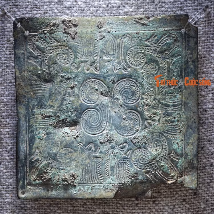 Hình giao long trang trí trên tấm che ngực bằng đồng, thời kỳ Đông Sơn. Theo các nhà nghiên cứu, giao long chính là hình ảnh cá sấu được cách điệu, khoác lên một lớp vỏ huyền bí.