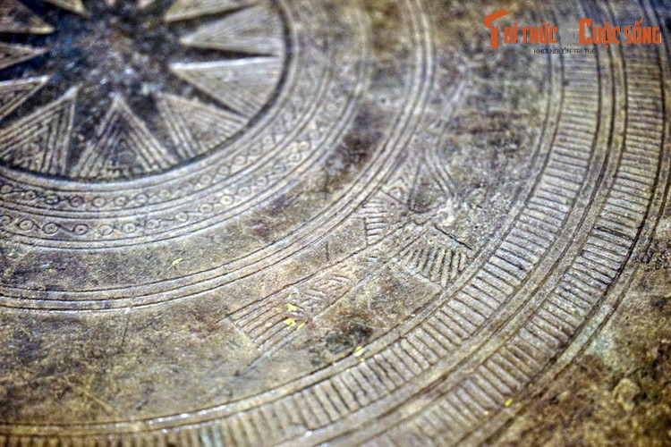 Hình chim lạc trên một chiếc trống đồng Đông Sơn, phát hiện tại Thọ Vực, Ứng Hòa, Hà Nội. Ngày nay, chim lạc được coi là một biểu tượng của nền văn hóa Việt Nam.