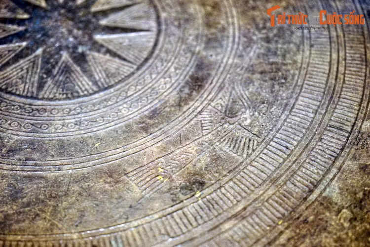 Hình chim lạc trên một chiếc trống đồng Đông Sơn, phát hiện tại Thọ Vực, Ứng Hòa, Hà Nội. Ngày nay, chim lạc được coi là một biểu tượng của nền văn hóa Việt Nam.