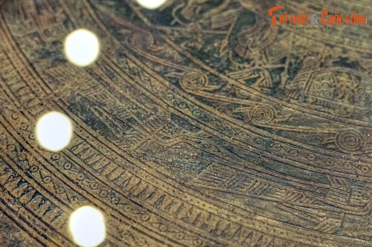 Hình tượng chim lạc trên trống đồng Hoàng Hạ. Chim lạc cũng là một vật tổ của cư dân Đông Sơn gắn với huyền thoại về nguồn gốc dân tộc.