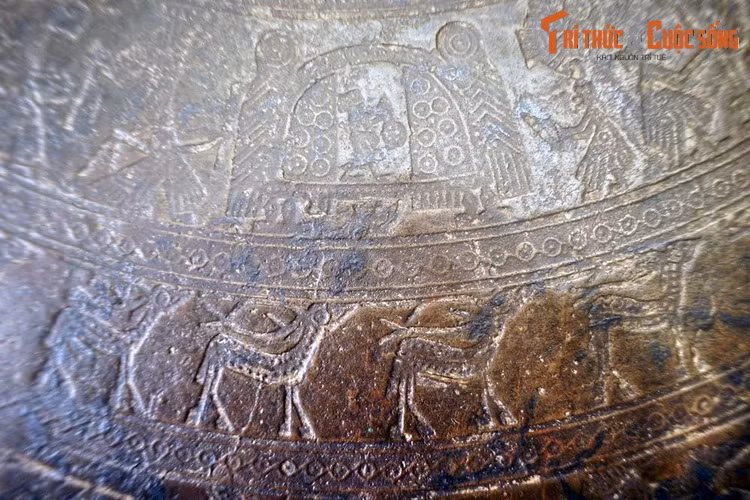 Hình ảnh hươu sao trên mặt trống đồng Ngọc Lũ. Loài vật này từng là đối tượng săn bắn quan trọng của người Việt cổ. Ngoài ra chúng cũng có thể hàm chứa một ý nghĩa tâm linh mà con người ngày nay không còn biết tới.