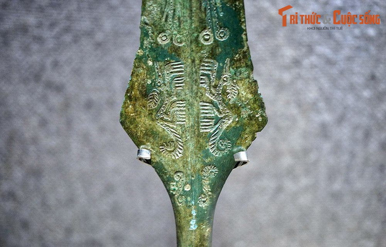 Hình giao long trang trí trên giáo đồng, thuộc văn hóa Đông Sơn. Giao là vật Tổ biểu trưng cho sức mạnh của cư dân Đông Sơn trong buổi đầu dựng nước Văn Lang – Âu Lạc.