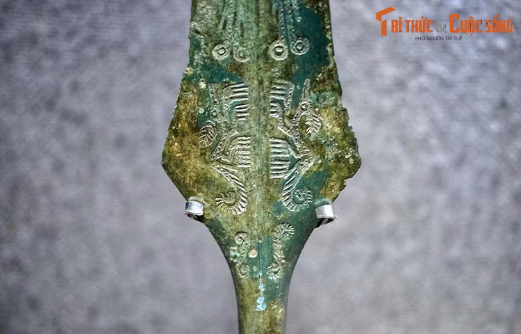 Hình giao long trang trí trên giáo đồng, thuộc văn hóa Đông Sơn. Giao là vật Tổ biểu trưng cho sức mạnh của cư dân Đông Sơn trong buổi đầu dựng nước Văn Lang – Âu Lạc.