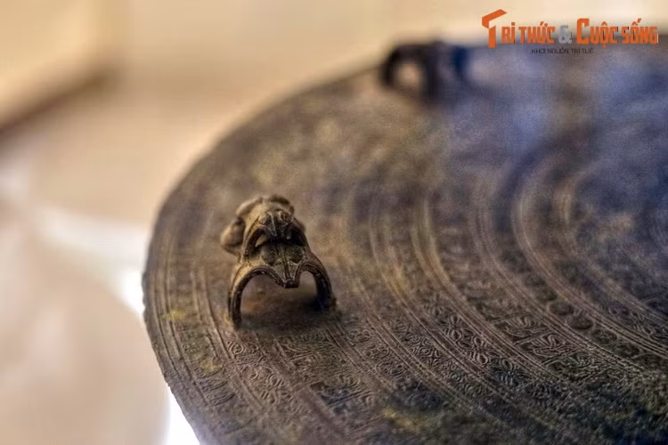 Theo cách lý giải phổ biến thì những chiếc trống đồng có hình tượng ếch trên mặt đều là những chiếc trống dùng để cầu mưa, vì cư dân văn hóa Đông Sơn xưa coi con ếch là hiện thân cho mưa.