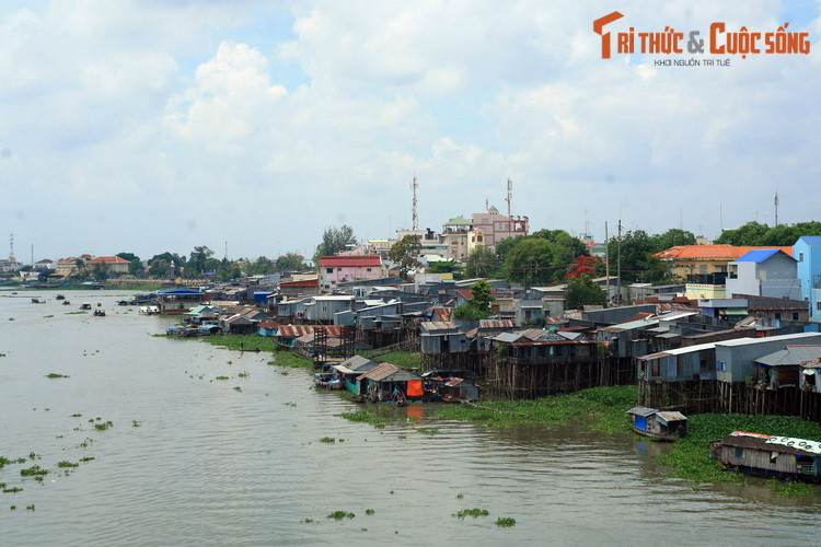 Bờ sông Hậu là nơi tọa lạc ba thành phố lớn của miền Tây Nam Bộ, là các thành phố Châu Đốc, Long Xuyên và Cần thơ. Trong đó, Cần Thơ là thành phố lớn nhất và cũng là thành phố trực thuộc Trung ương duy nhất của cả vùng.