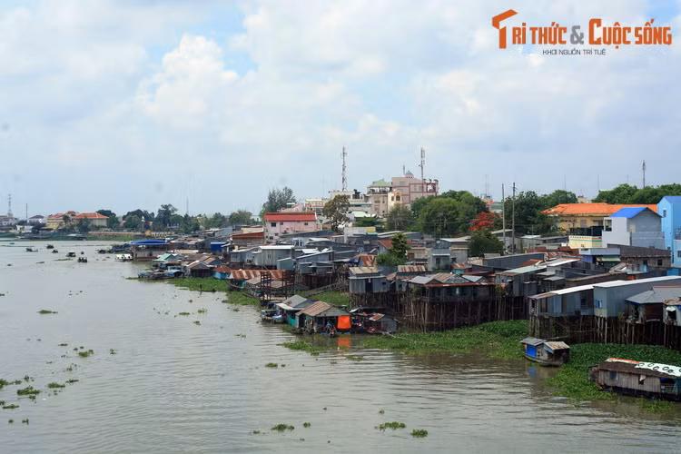 Bờ sông Hậu là nơi tọa lạc ba thành phố lớn của miền Tây Nam Bộ, là các thành phố Châu Đốc, Long Xuyên và Cần thơ. Trong đó, Cần Thơ là thành phố lớn nhất và cũng là thành phố trực thuộc Trung ương duy nhất của cả vùng.