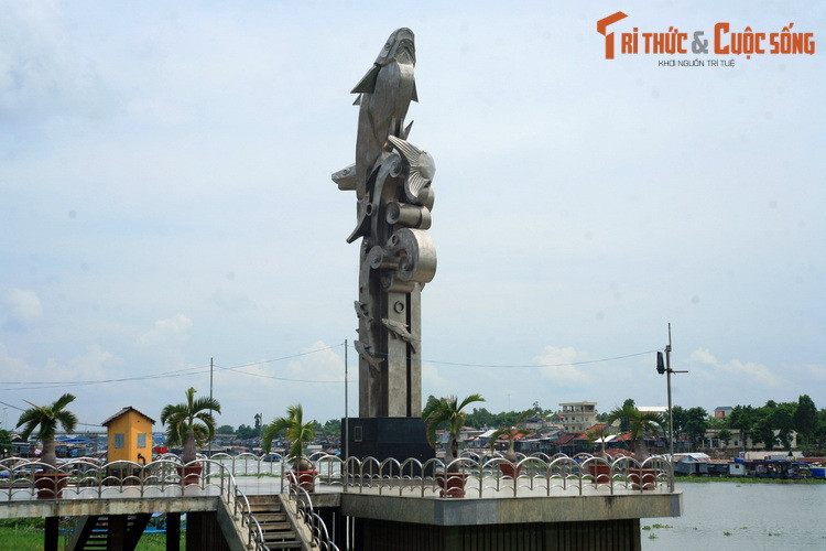 Cũng tại thành phố Châu Đốc, nhiều du khách không khỏi ngạc nhiên khi thấy một thấy một tượng đài mang hình cá basa sừng sững bên bờ sông Hậu. Tượng đài là sự tôn vinh loài cá đã giúp người dân miền nơi đây đổi đời.