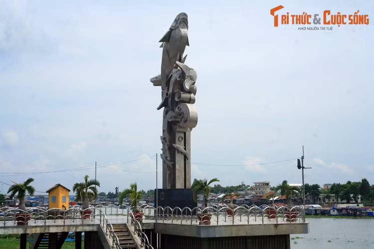 Cũng tại thành phố Châu Đốc, nhiều du khách không khỏi ngạc nhiên khi thấy một thấy một tượng đài mang hình cá basa sừng sững bên bờ sông Hậu. Tượng đài là sự tôn vinh loài cá đã giúp người dân miền nơi đây đổi đời.