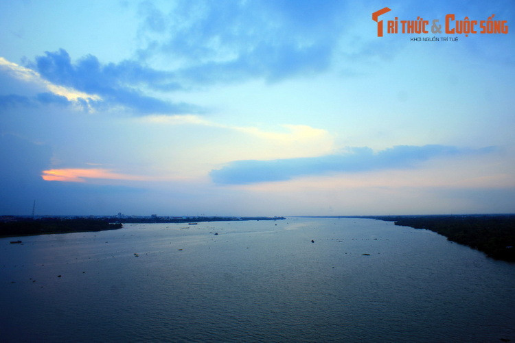 Cùng với sông Tiền, sông Hậu là một trong hai phân lưu của sông Mekong, hệ thống sông nồi đắp nên đồng bằng sông Cửu Long của Việt Nam. Sông Hậu còn mang tên gọi khác là sông Ba Thắc, bắt nguồn từ tên Bassac theo cách gọi của người Khmer.