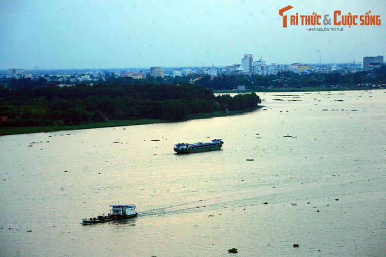 Trên lãnh thổ Việt Nam, sông Hậu chảy qua tỉnh An Giang và là ranh giới tự nhiên giữa các tỉnh Đồng Tháp và Cần Thơ, Vĩnh Long và Cần Thơ, Hậu Giang và Vĩnh Long, Trà Vinh và Sóc Trăng. Sông đổ ra biển Đông qua cửa Trần Đề và cửa Định An.