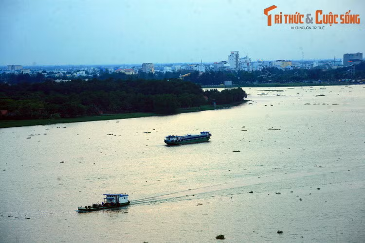 Trên lãnh thổ Việt Nam, sông Hậu chảy qua tỉnh An Giang và là ranh giới tự nhiên giữa các tỉnh Đồng Tháp và Cần Thơ, Vĩnh Long và Cần Thơ, Hậu Giang và Vĩnh Long, Trà Vinh và Sóc Trăng. Sông đổ ra biển Đông qua cửa Trần Đề và cửa Định An.