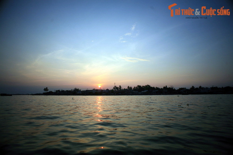 Trong văn hóa Nam Bộ, sông Hậu đã đi vào nhiều câu ca như “Thấy dừa thì nhớ Bến Tre/ Thấy bông lúa đẹp thương về Hậu Giang”; “Hậu Giang bên lở bên bồi / Mênh mông sóng nước tình tôi dạt dào”...