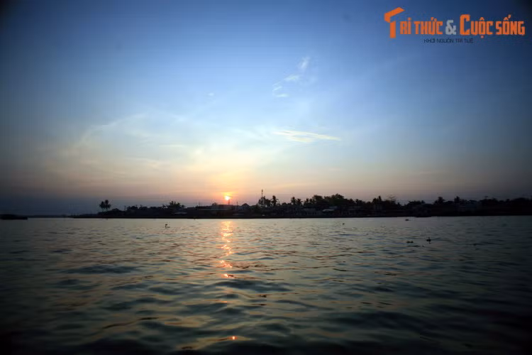 Trong văn hóa Nam Bộ, sông Hậu đã đi vào nhiều câu ca như “Thấy dừa thì nhớ Bến Tre/ Thấy bông lúa đẹp thương về Hậu Giang”; “Hậu Giang bên lở bên bồi / Mênh mông sóng nước tình tôi dạt dào”...