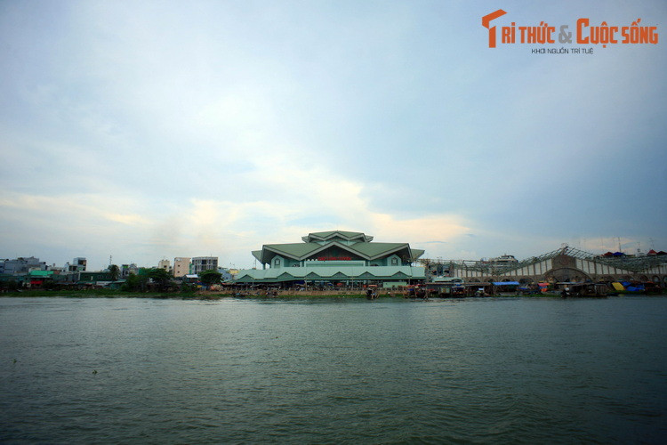 Trên bản đồ du lịch, sông Hậu gắn những những tuyến du lịch sông nước đặc sắc như khám phá chợ nổi, làng bè, ghé thăm và thưởng thức đặc sản địa phương trên các cù lao giữa sông...