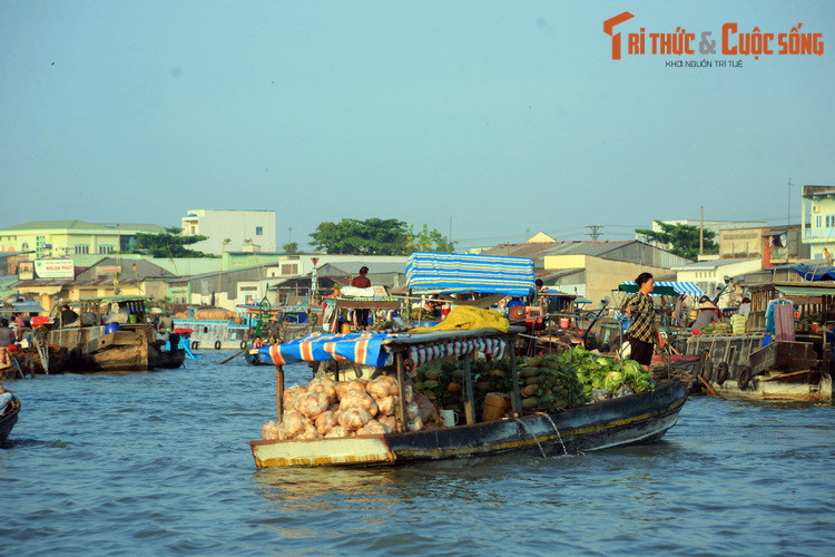 Nguồn lợi nông – thủy sản phong phú khiến hoạt động giao thương trên sông Hậu rất nhộn nhịp. Có thể cảm nhận điều này ở chợ nổi Cái Răng, khu chợ họp gần bến Ninh Kiều của TP Cần Thơ. Đây là một trong những khu chợ nổi đặc sắc nhất miền Tây Nam Bộ.