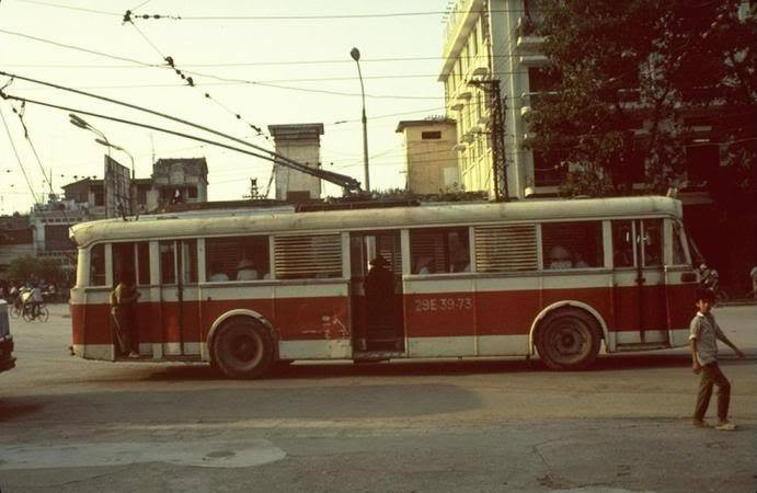 Tàu điện bánh hơi có ba cửa nằm ở cùng một phía phải xe như ô tô buýt, để hành khách tiện lên xuống. Dư luận ở Hà Nội thời đó có nhiều ý kiến khác nhau về loại phương tiện giao thông mới, cả khen và chê đều có.