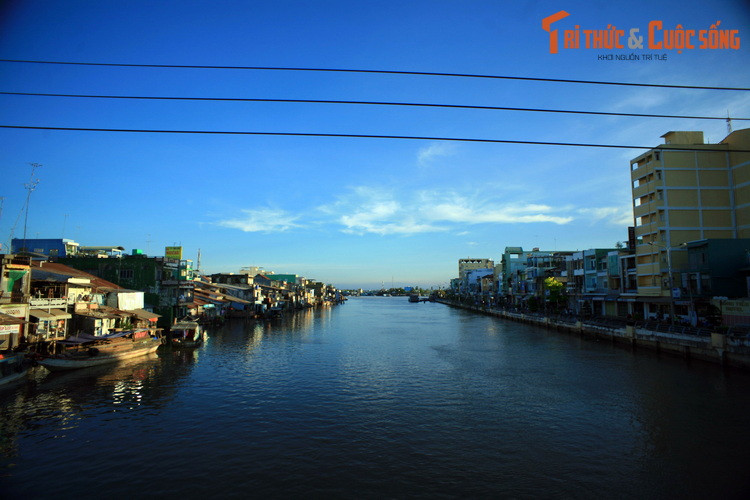 Là thủy lộ nối liền sông Vàm Cỏ Tây ở thành phố Tân An, Long An với sông Tiền ở thành phố Mỹ Tho, tỉnh Tiền Giang, sông Bảo Định là dòng sông có vai trò đặc biệt trong lịch sử khai phá đồng bằng sông Cửu Long.