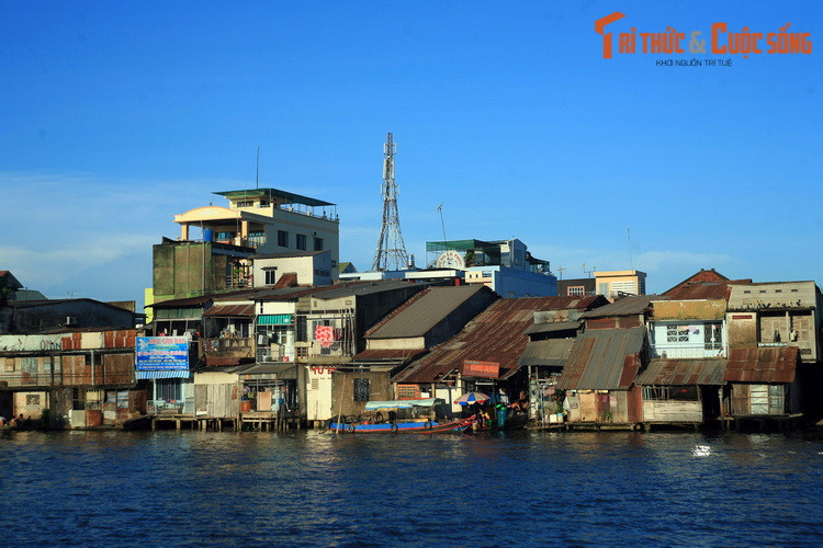 Nhờ sông Bảo Định xả phèn, vùng đất ngập trũng của nhiều xã thuộc tỉnh Tiền Giang và Long An đã được cải tạo thành đất trồng lúa, trồng cây ăn quả, cải thiện sinh kế cho cư dân địa phương.