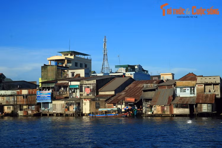 Nhờ sông Bảo Định xả phèn, vùng đất ngập trũng của nhiều xã thuộc tỉnh Tiền Giang và Long An đã được cải tạo thành đất trồng lúa, trồng cây ăn quả, cải thiện sinh kế cho cư dân địa phương.