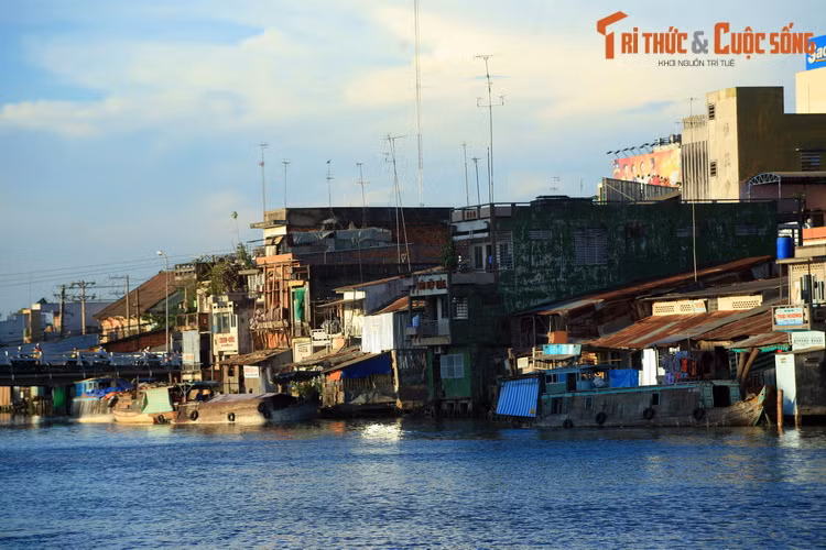 Theo các sử liệu, việc đào kênh được phó thác cho quan trấn thủ Định Tường là Bửu Thiện hầu Nguyễn Văn Phong cùng sự trợ giúp của Phó tổng trấn Gia Định là Huỳnh Công Lý vài viên quan khác.