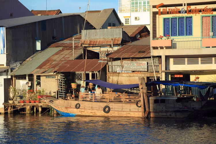 Hiện tại, do các cầu cống đã được xây dựng nhiều nên sông Bảo Định không còn giá trị giao thông toàn tuyến Cửu Long. Giá trị xả phèn chua cũng đã hoàn thành. Ngày nay, vai trò chủ yếu của dòng sông đảo lịch sử là cung cấp nước tưới tiêu.