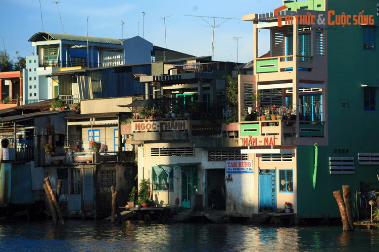 Cho đến cuối thế kỷ 19, sông Bảo Định là con đường thủy huyết mạch kết nối miền Tây Nam Bộ với Sài Gòn – Gia Định. Tin tức, công văn giấy tờ hành chính mỗi ngày đều chuyển qua dòng sông đào này.