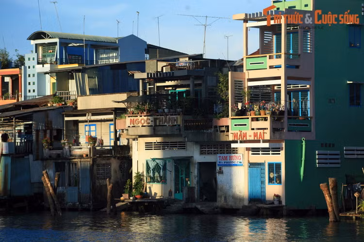 Cho đến cuối thế kỷ 19, sông Bảo Định là con đường thủy huyết mạch kết nối miền Tây Nam Bộ với Sài Gòn – Gia Định. Tin tức, công văn giấy tờ hành chính mỗi ngày đều chuyển qua dòng sông đào này.