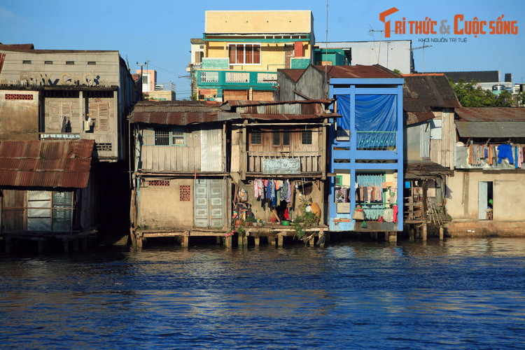 Ở địa phận thành phố Mỹ Tho, sông Bảo Định tạo nên cảnh quan ấn tượng với những dãy phố soi bóng xuống mặt nước hiền hòa. Đây là một hình ảnh đặc trưng về thủ phủ tỉnh Tiền Giang, một trong những thành phố sầm uất nhất miền Tây Nam Bộ.