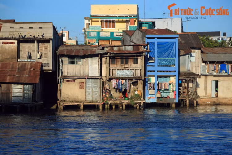 Ở địa phận thành phố Mỹ Tho, sông Bảo Định tạo nên cảnh quan ấn tượng với những dãy phố soi bóng xuống mặt nước hiền hòa. Đây là một hình ảnh đặc trưng về thủ phủ tỉnh Tiền Giang, một trong những thành phố sầm uất nhất miền Tây Nam Bộ.