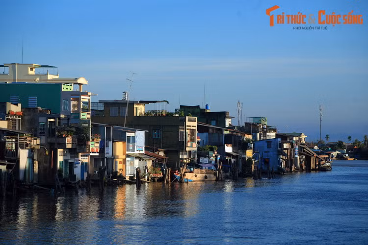 Vào thời chúa Nguyễn Phúc Chu, dòng sông này chỉ là một con mương đào (hào), đến năm 1819 được vua Gia Long cho nạo vét và trở thành con sông đào đầu tiên của toàn khu vực.