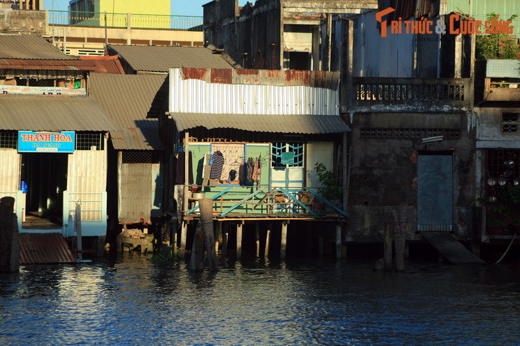 Sông Bảo Định cũng là bút danh của một nhà thơ nổi tiếng đất Nam Bộ, đó là Bảo Định Giang (1919-2005). Ông kể rằng mình chọn bút danh này vào đêm giao thừa năm 1946, nhằm thể hiện lòng biết ơn tiền nhân trước khi bước vào cuộc kháng chiến chống Pháp.