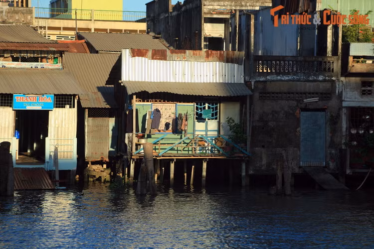 Sông Bảo Định cũng là bút danh của một nhà thơ nổi tiếng đất Nam Bộ, đó là Bảo Định Giang (1919-2005). Ông kể rằng mình chọn bút danh này vào đêm giao thừa năm 1946, nhằm thể hiện lòng biết ơn tiền nhân trước khi bước vào cuộc kháng chiến chống Pháp.