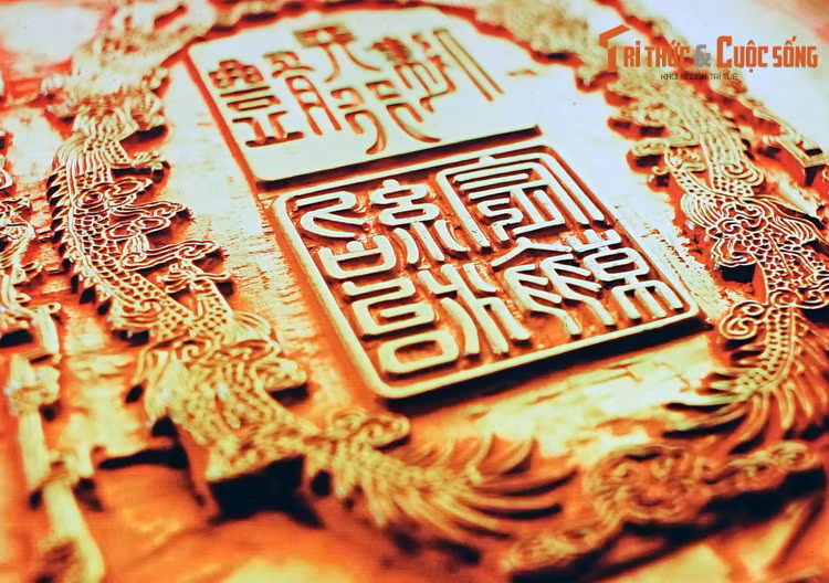 Đó là các bản khắc tác phẩm hội họa, họa tiết, hoa văn... được tạo tác rất kỳ công, sinh động, mang đậm chất mỹ thuật cung đình nhà Nguyễn. (Hình chụp lại từ tư liệu của Trung tâm lưu trữ Quốc gia IV).