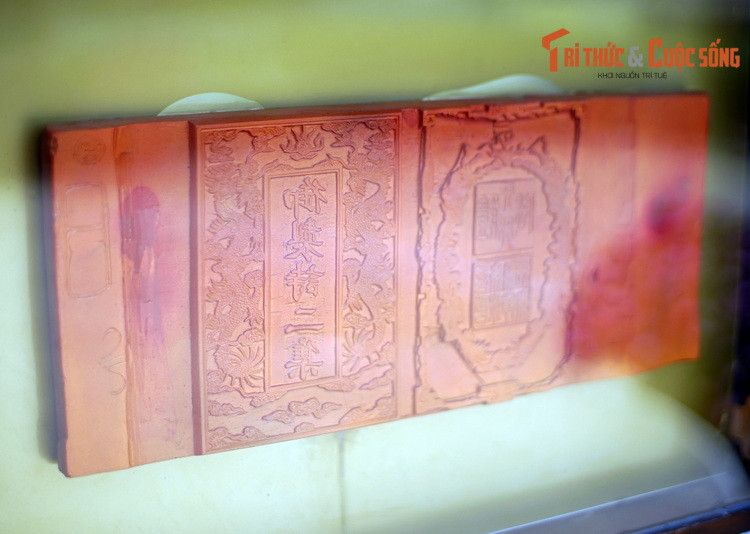 Trung tâm lưu trữ Quốc gia IV ở Đà Lạt là nơi lưu giữ hơn 3 vạn tấm mộc bản triều Nguyễn - Di sản tư liệu thế giới đầu tiên của Việt Nam. Không chỉ thể hiện các tư liệu chữ Hán, một số tấm mộc bản trong kho tàng này còn mang nội dung khác lạ.