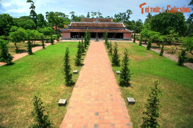 Sau khi khôi phục Phú Xuân và lên ngôi, vua Gia Long đã cho tôn tạo chùa Thiên Mụ vào năm 1815. Nhân dịp này, ông đã nói với quần thần đại ý rằng: Đây là nơi linh thiêng của tiên đế ta đã chọn.