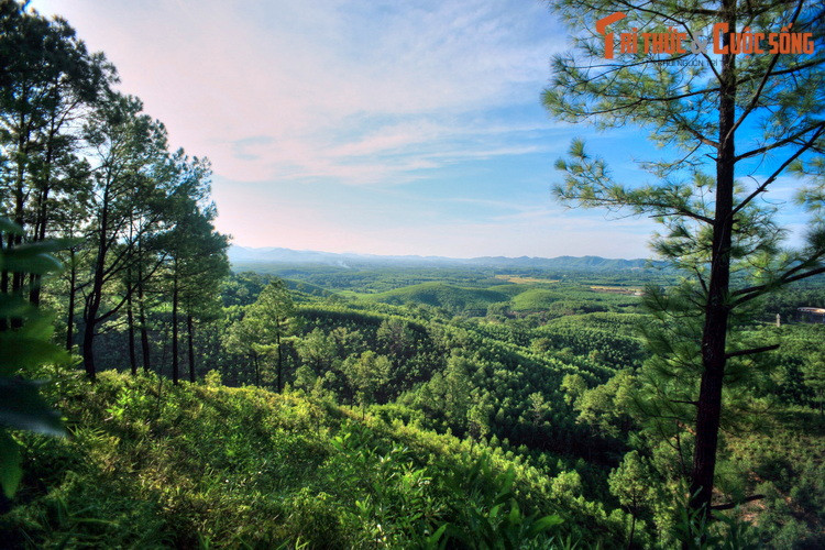 Nếu núi Ngự Bình là tấm bình phong cho Kinh thành Huế thì núi Đại Thiên Thọ cũng có vai trò tương tự, là tiền án - bình phong che phía trước - của lăng mộ vua Gia Long.