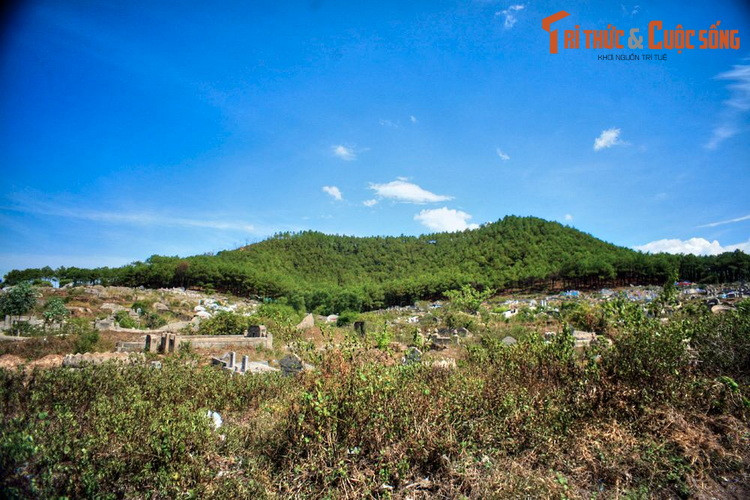 Cao 103 mét, núi Ngự Bình có đỉnh bằng phẳng nên còn được gọi là Bằng Sơn. Bởi núi có hình dạng như một tấm bình phong, các đời chúa Nguyễn và vua Gia Long khi xây dựng kinh thành Phú Xuân đều đặt núi Ngự làm án (chắn ngang) trước thủ phủ theo thuật phong thủy.